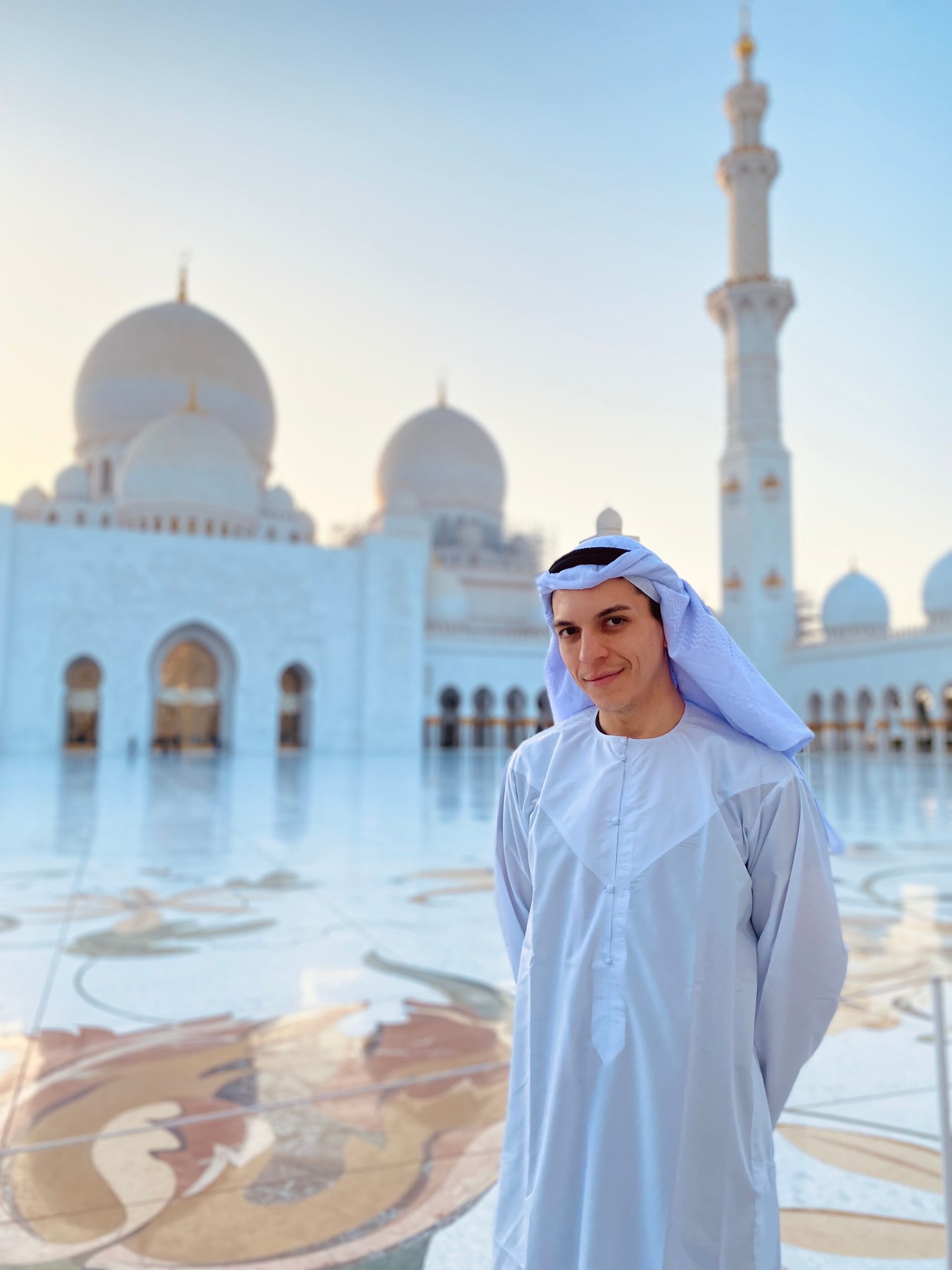 Ignacio en la mezquita de Abu Dhabi