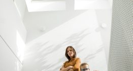 En busca de espacio para crecer, una arquitecta reformó esta casa de curvas racionalistas para vivir en familia.