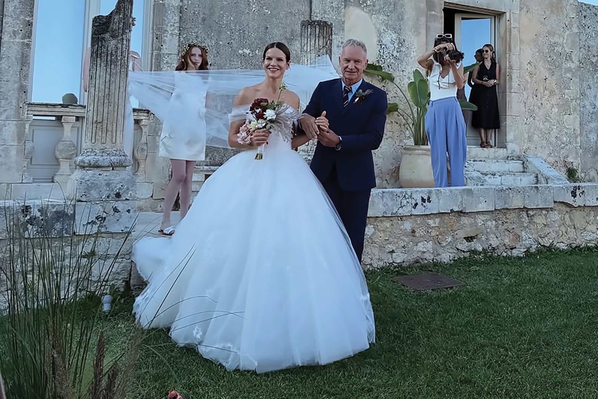 Sting fue el encargado de llevar a su hija –es la segunda de sus seis herederos– al altar. El artista lució traje azul, camisa celeste y corbata a rayas. Su boutonnière estaba hecho con flores locales.