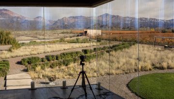 El hotel de diseño futurista que propone una exquisita estadía entre viñedos y montañas