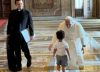 Un niño burló la seguridad del papa León XIV y lo sorprendió