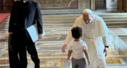 Un niño burló la seguridad del papa León XIV y lo sorprendió