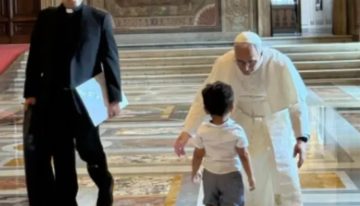 Un niño burló la seguridad del papa León XIV y lo sorprendió