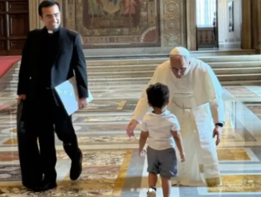 El momento en que el Papa se agacha para abrazar al niño