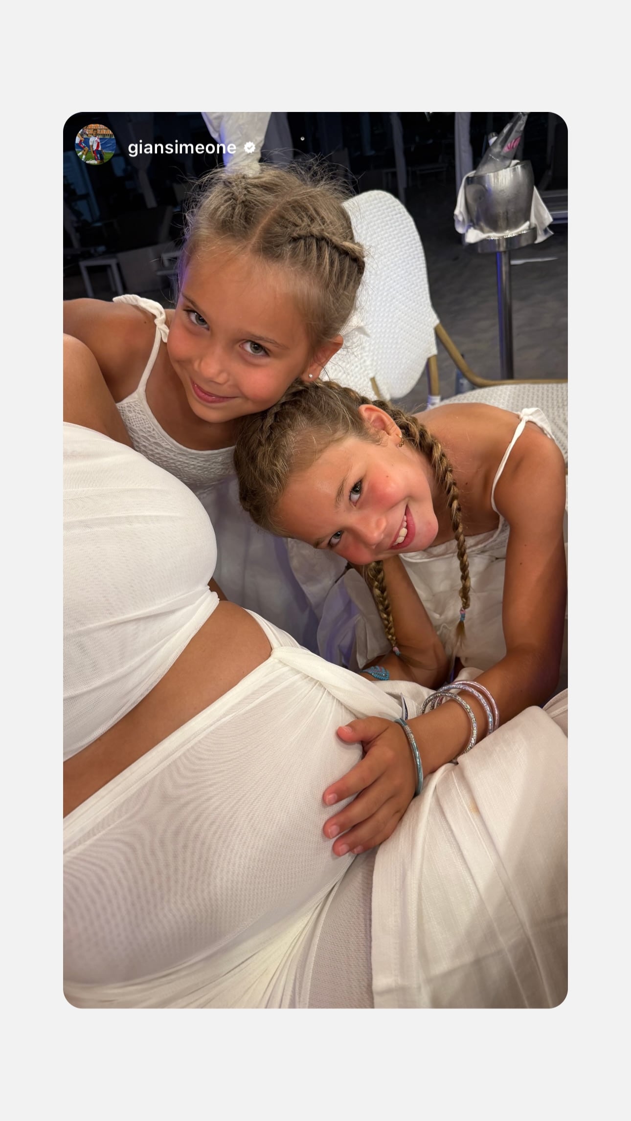 La foto que publicó Eva Bargiela con su panza de embarazada y las hermanas de Gianluca, Francesca y Valentina, futuras tías del bebé