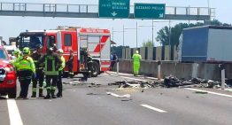 Videos: una avioneta con dos pasajeros se estrelló en una autopista en Italia y estalló en llamas