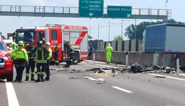 Videos: una avioneta con dos pasajeros se estrelló en una autopista en Italia y estalló en llamas