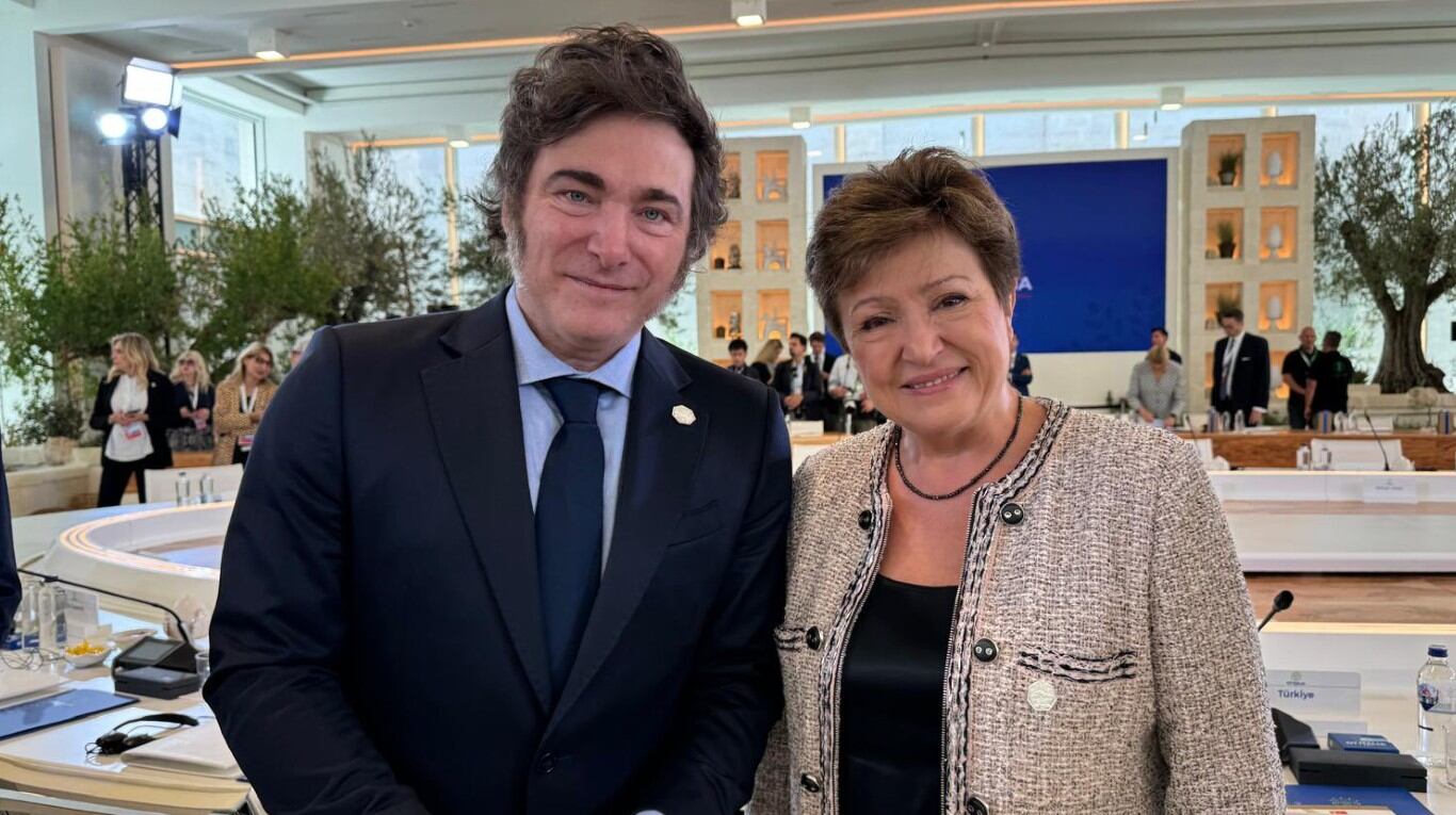 El presidente Javier Milei, junto con la directora gerente del FMI, Kristalina Georgieva. (Foto: X/@KGeorgieva).