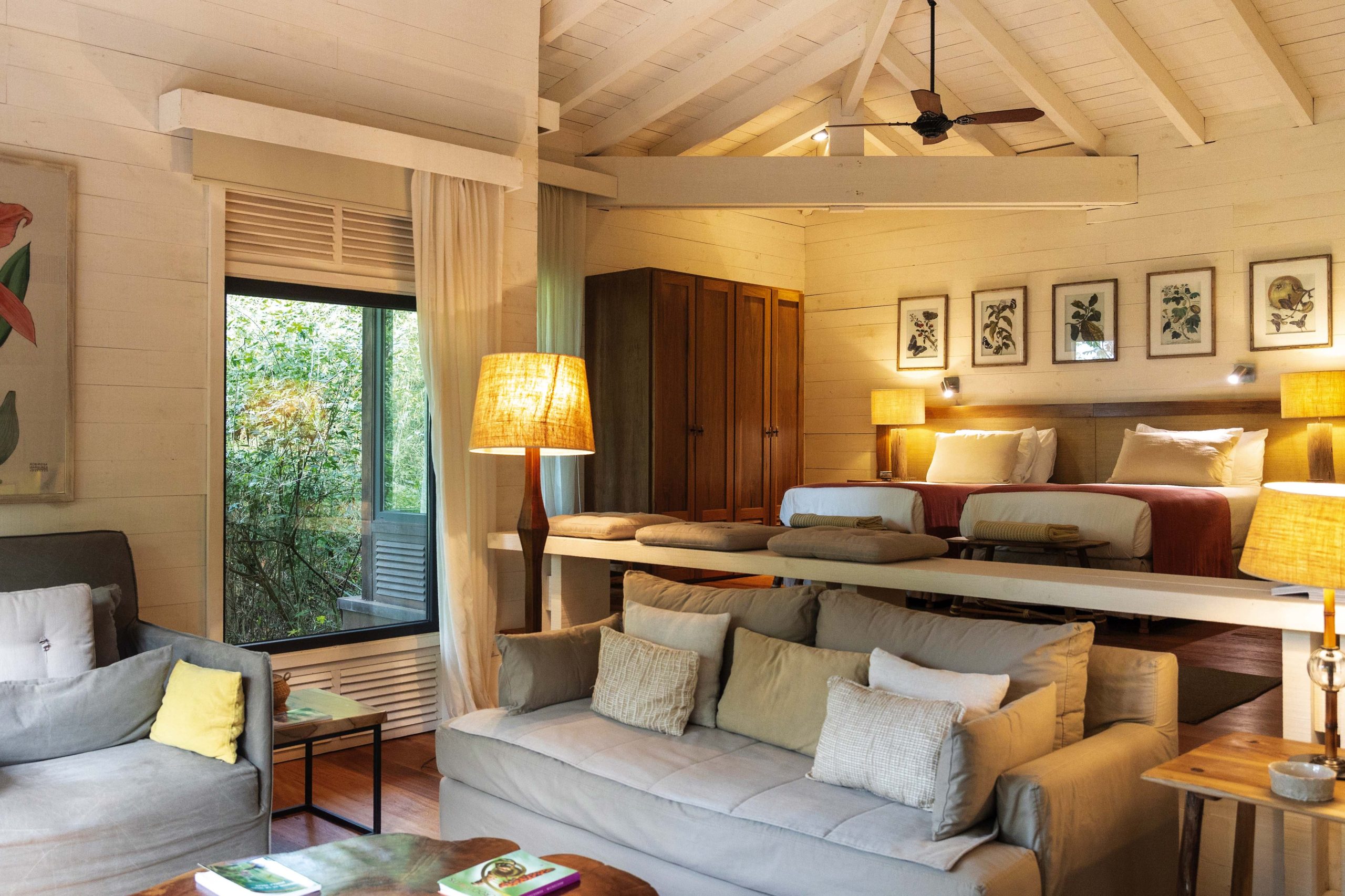 Las casas están maravillosamente ambientadas y decoradas, con un amplio living que da a grandes ventanales con vistas al verde.