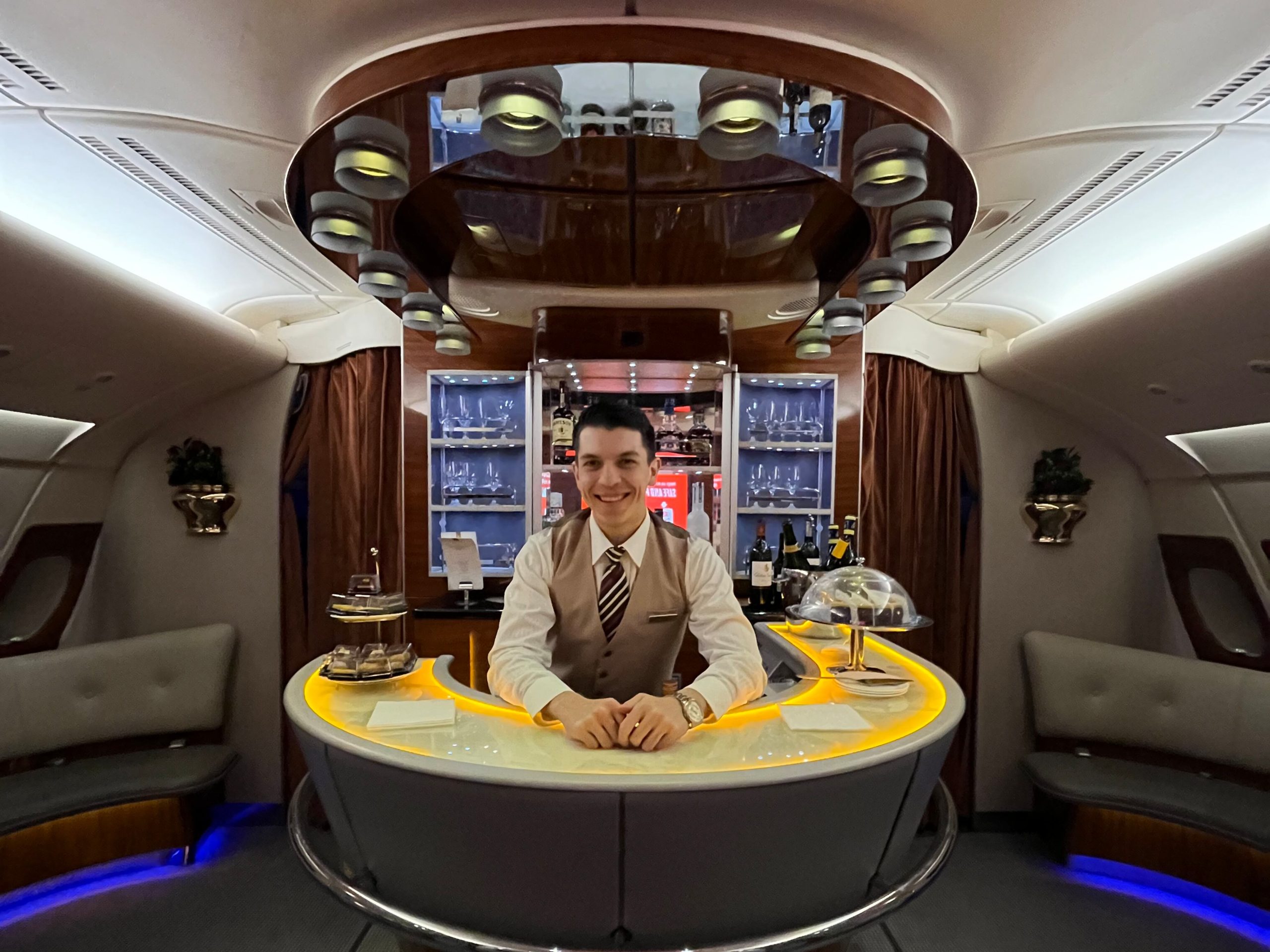 Su trabajo en Emirates inició una nueva etapa, acá en el Lounge del avión de la aerolínea.