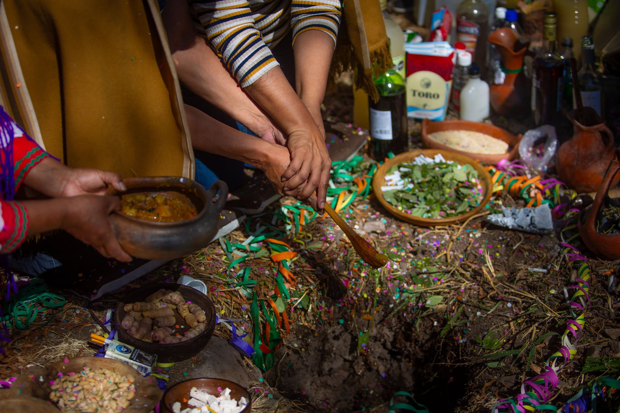 Por el Día de la Pachamama, se suelen enterrar ollas con comidas y otros objetos para agradecer a la Madre Tierra