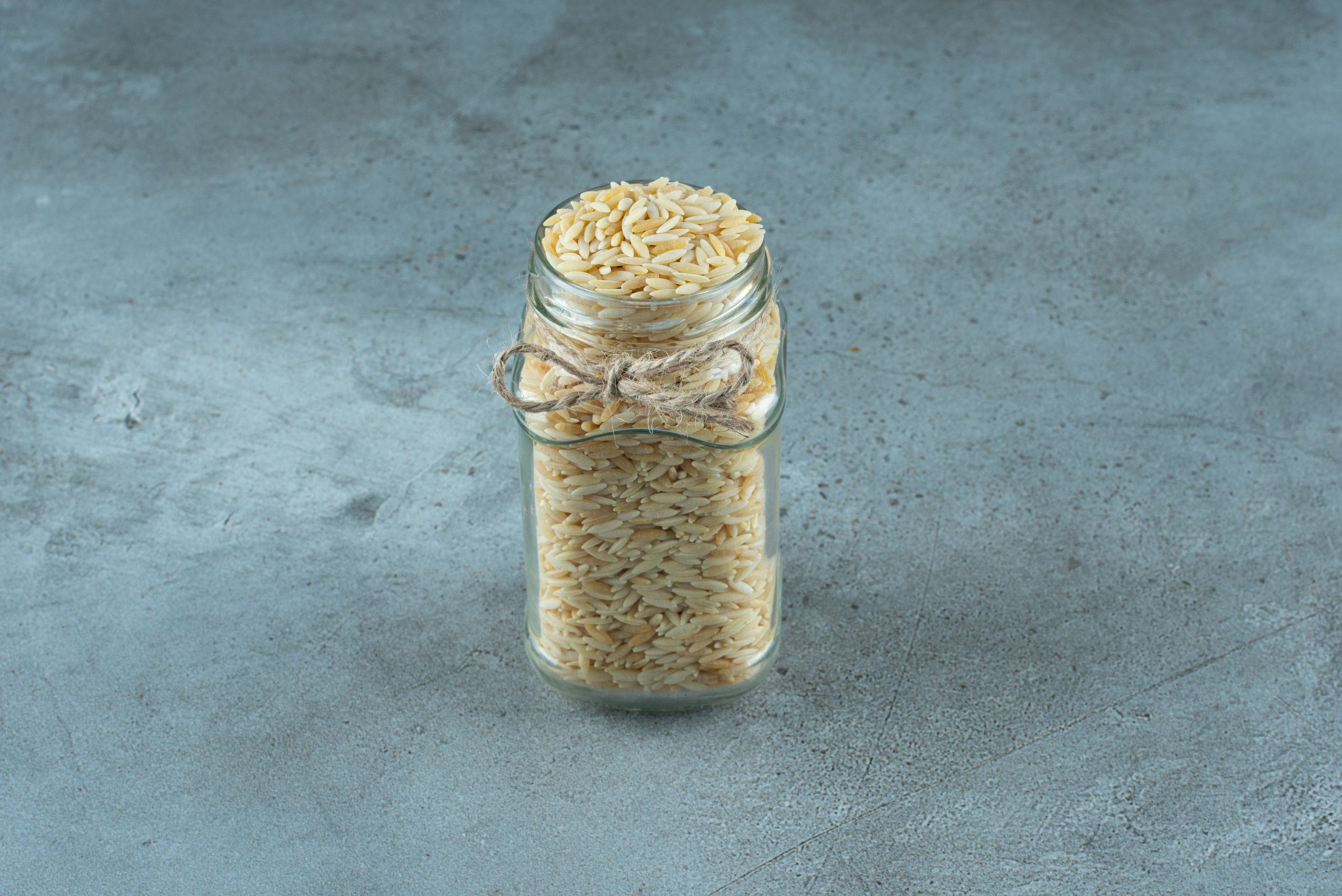Elementos clave: arroz, laurel, monedas y una intención clara