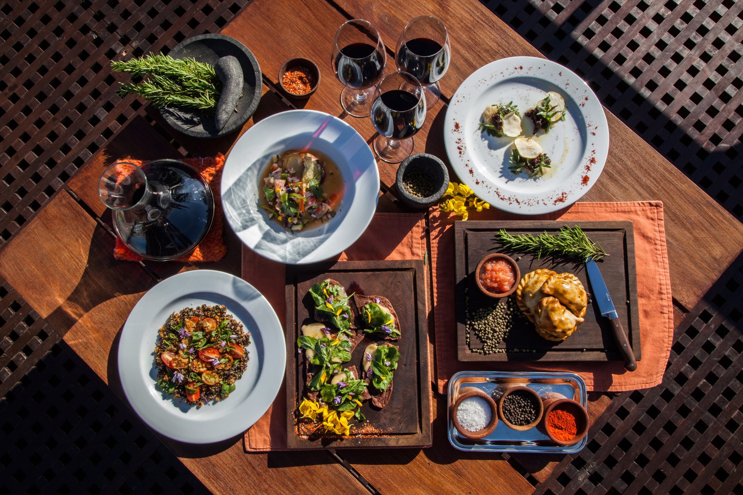 El restaurante es farm to table, con una huerta de donde provienen vegetales de estación que se usan en los platos.