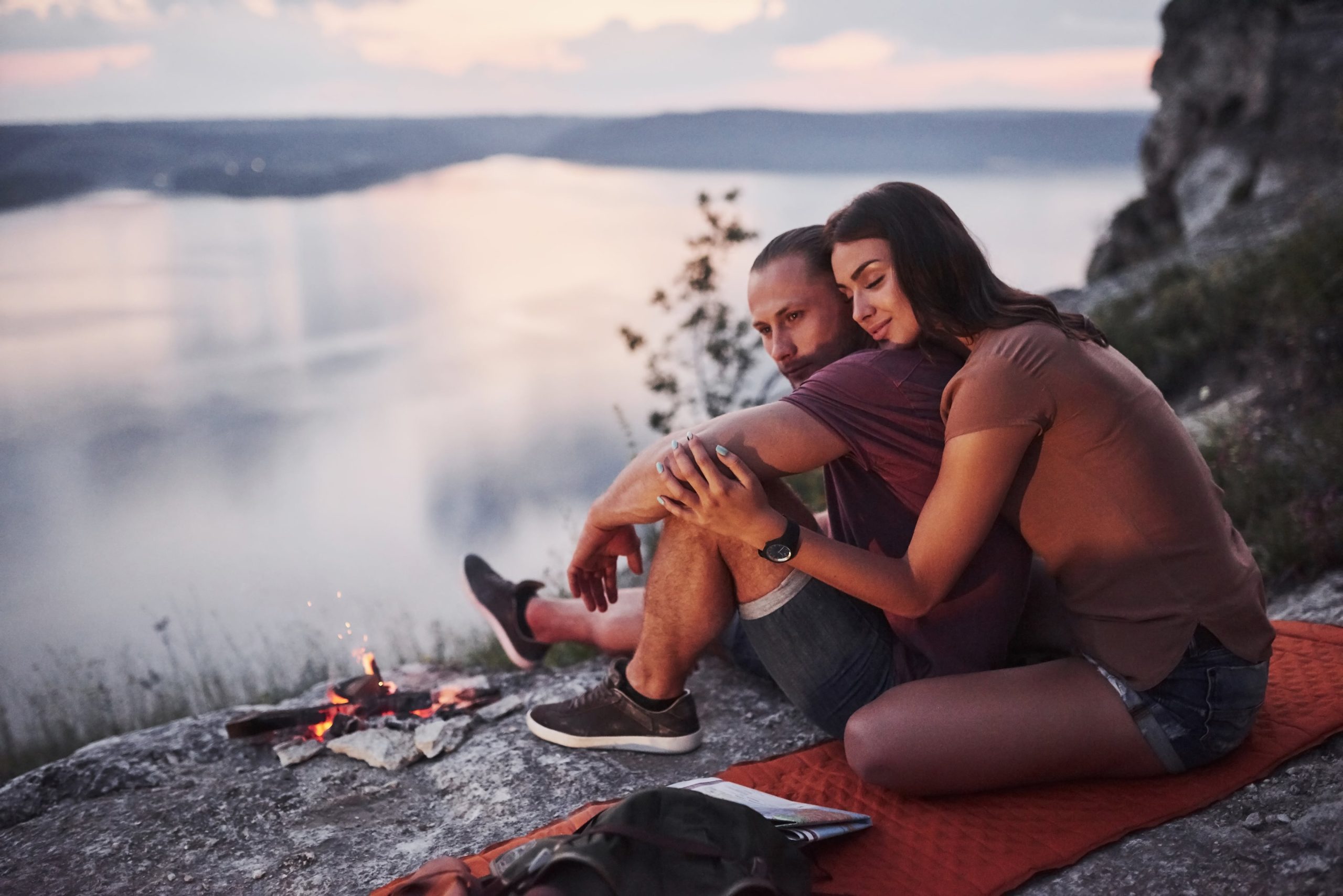 Su primera foto juntos fue frente a un lago