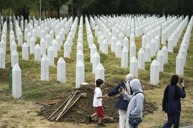 El memorial de Potocari recuerda a las víctimas de la masacre de Srebrenica