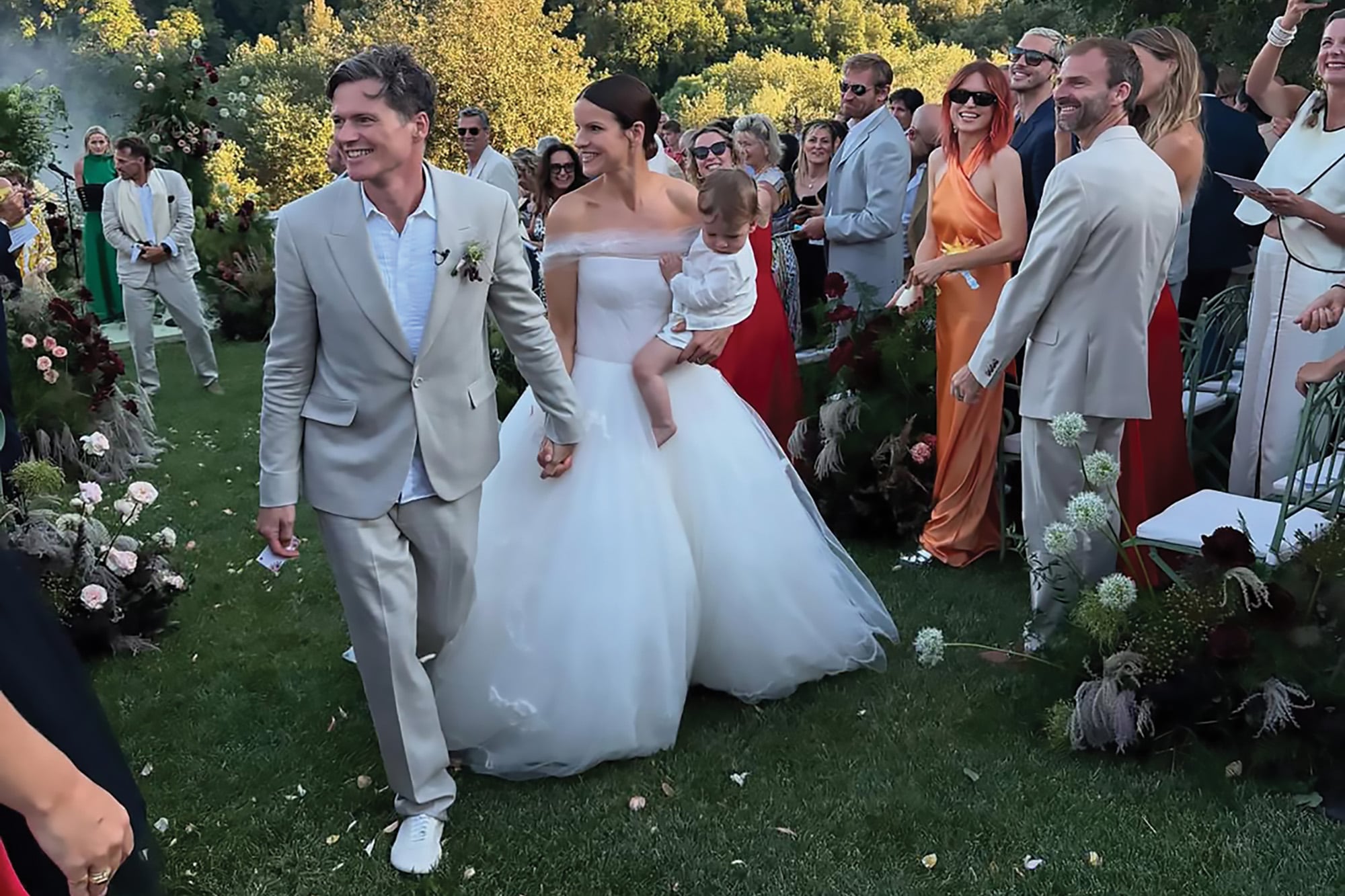 Los recién casados junto a su hijo de apenas un año. Dimora delle Balze, donde se celebró el enlace, es una finca de 27 hectáreas con mucha vegetación y vestigios de arquitectura clásica y columnas antiguas. 