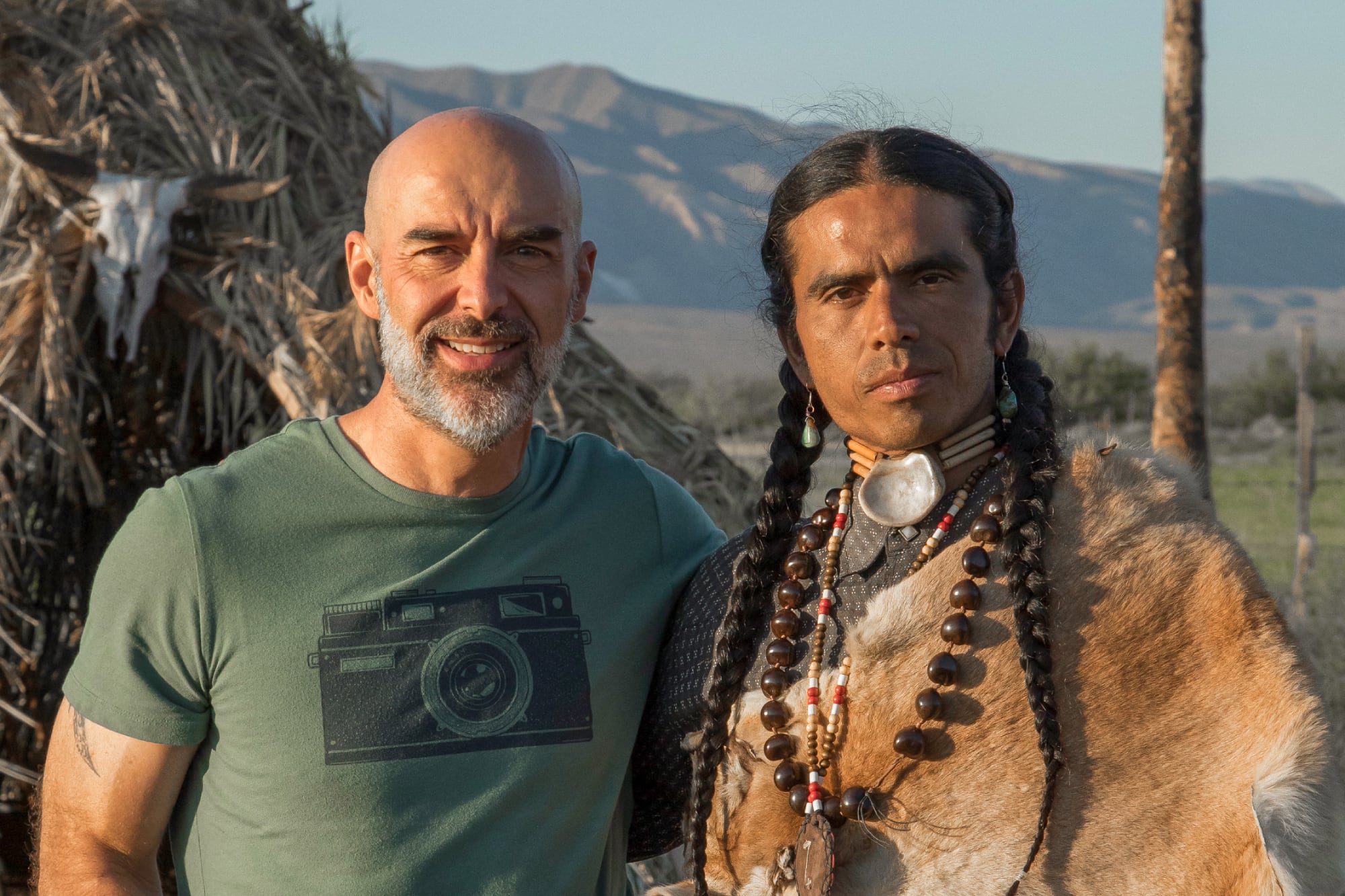 Gustavo, junto a un apache: “Con los meses, aprendí a soltar las agujas imaginarias que llevaba clavadas. Descubrí que hay una belleza inmensa en vivir sin desesperación, en dejar que las cosas lleguen cuando deban llegar”.