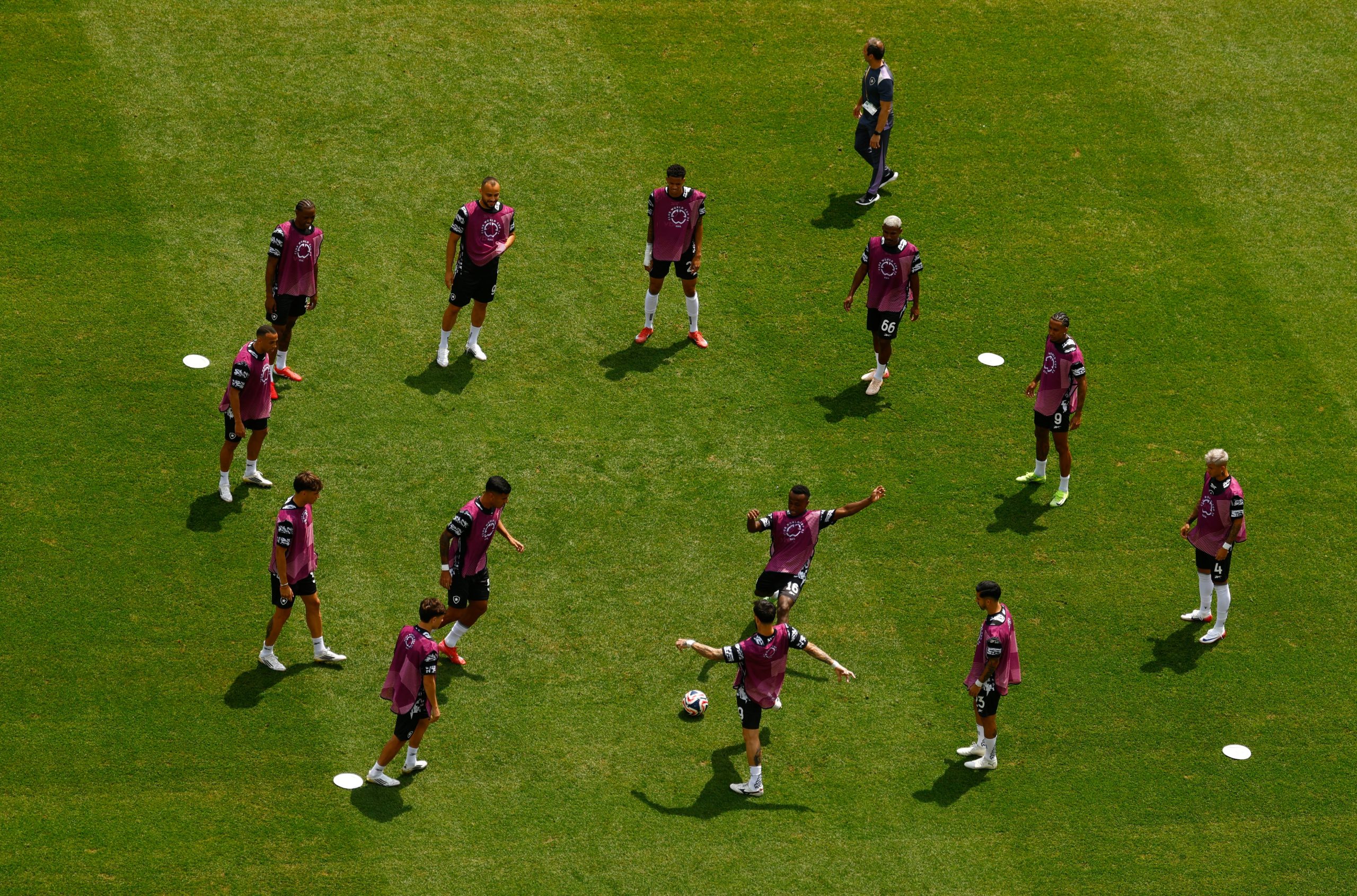 Un estudio de FIFPro advirtió que seis de las 16 sedes del Mundial de 2026, entre ellas Miami, presentan un “riesgo extremadamente alto” de lesiones por estrés térmico para los futbolistas. (REUTERS/Susana Vera)