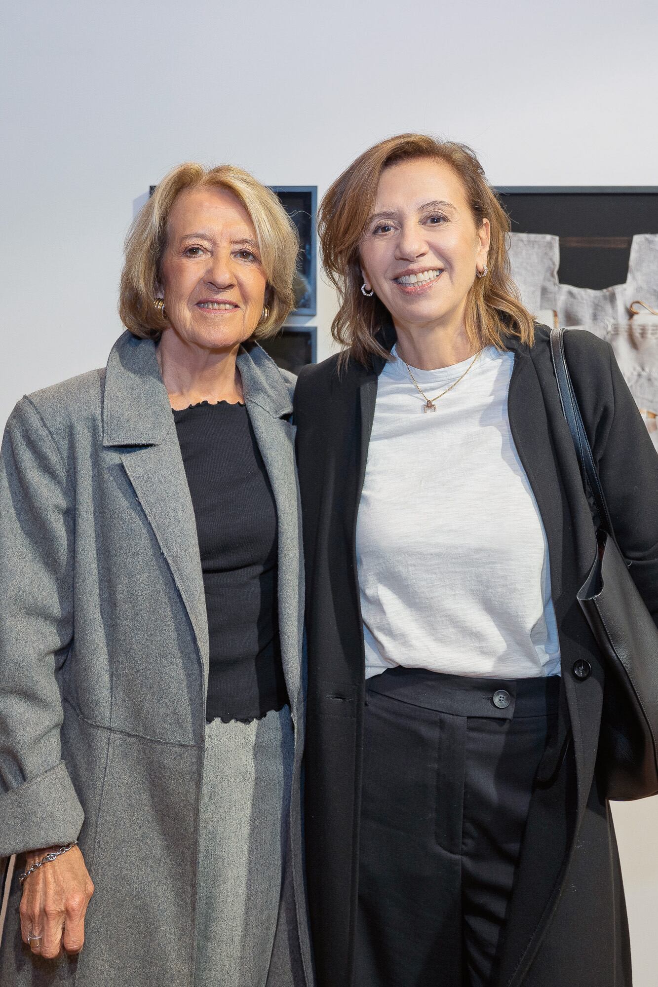 Con María del Carmen Cerruti, en la inauguración, en PatioArts. “Cuando la invité a la muestra, ella estaba en los Países Bajos y no lo dudó: ‘Voy encantada’, me respondió’”, dice Graciela en referencia a la mamá de Máxima Zorreguieta. “Nos conocimos por una amiga en común hace muchísimos años. Cuando venía al local, Máxima acompañaba a María… y después, Máxima empezó a venir sola. Fue una etapa muy linda la que pasé junto a ellas: aprendí y me divertí muchísimo”, evoca Graciela.