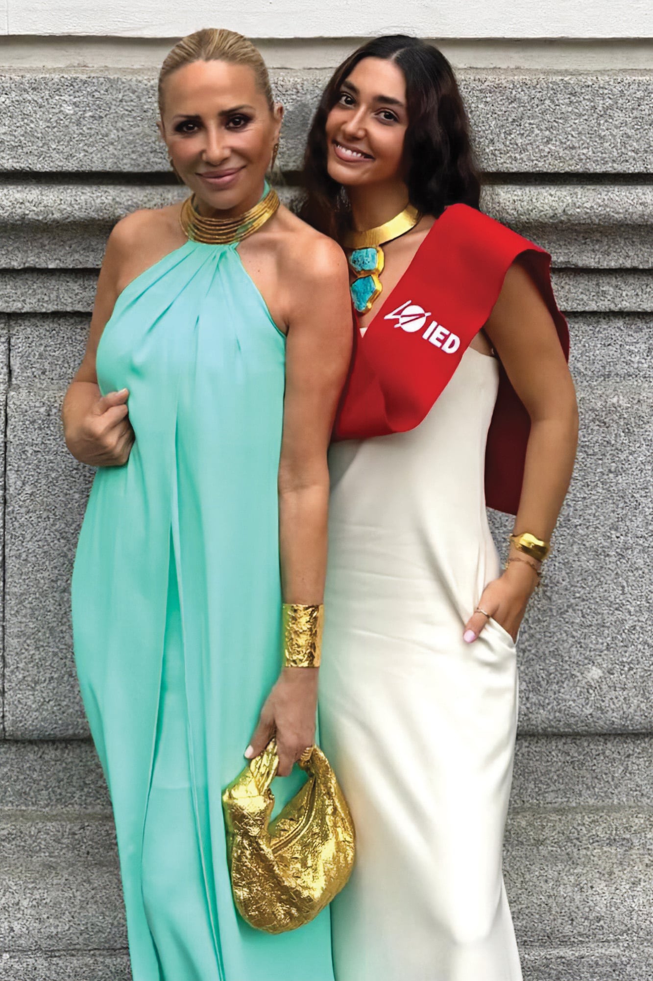 Madre e hija, divinas y emocionadas. 