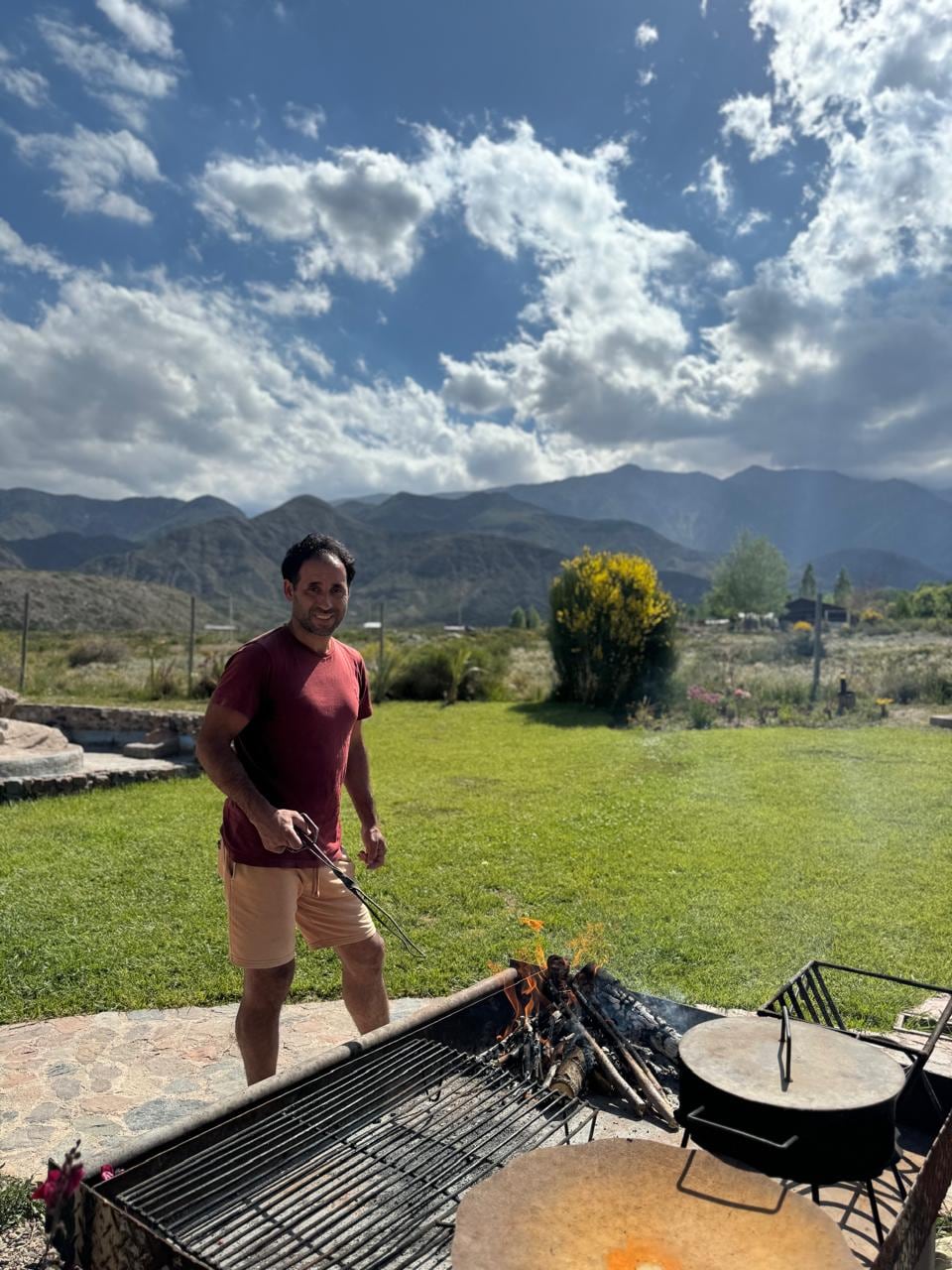Falcón, en modo asador, recibe a una gran cantidad de turistas en sus cabañas ubicadas en Potrerillos, Mendoza