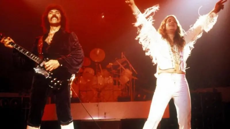 El guitarrista Tony Iommi (izquierda) fabricó sus propias yemas de los dedos con una botella de detergente después de perderlas en su adolescencia cuando trabajaba en una fábrica de acero