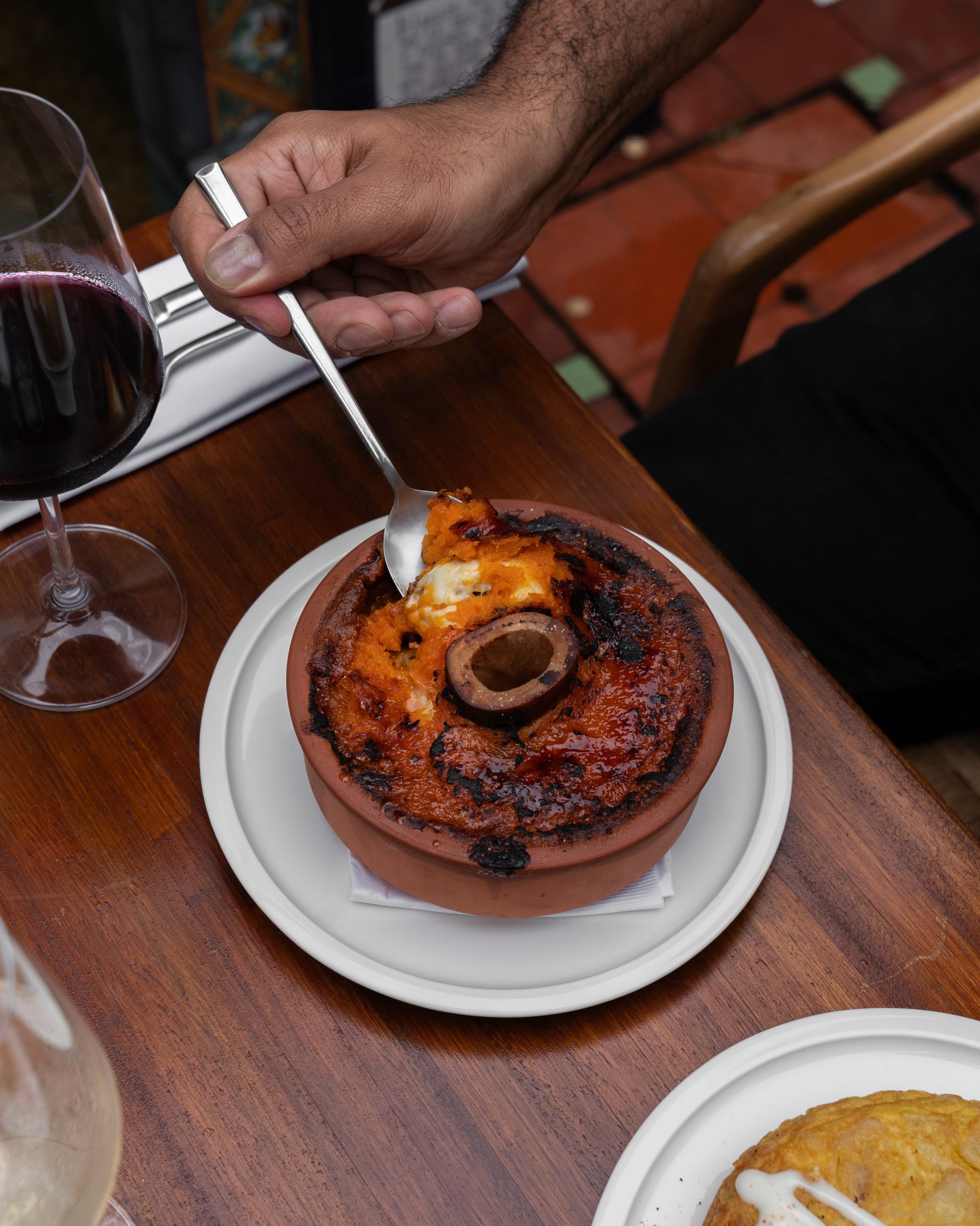 Pastel de boniato relleno de osobuco, cebollas, pimiento y queso cuartirolo, en Abreboca.