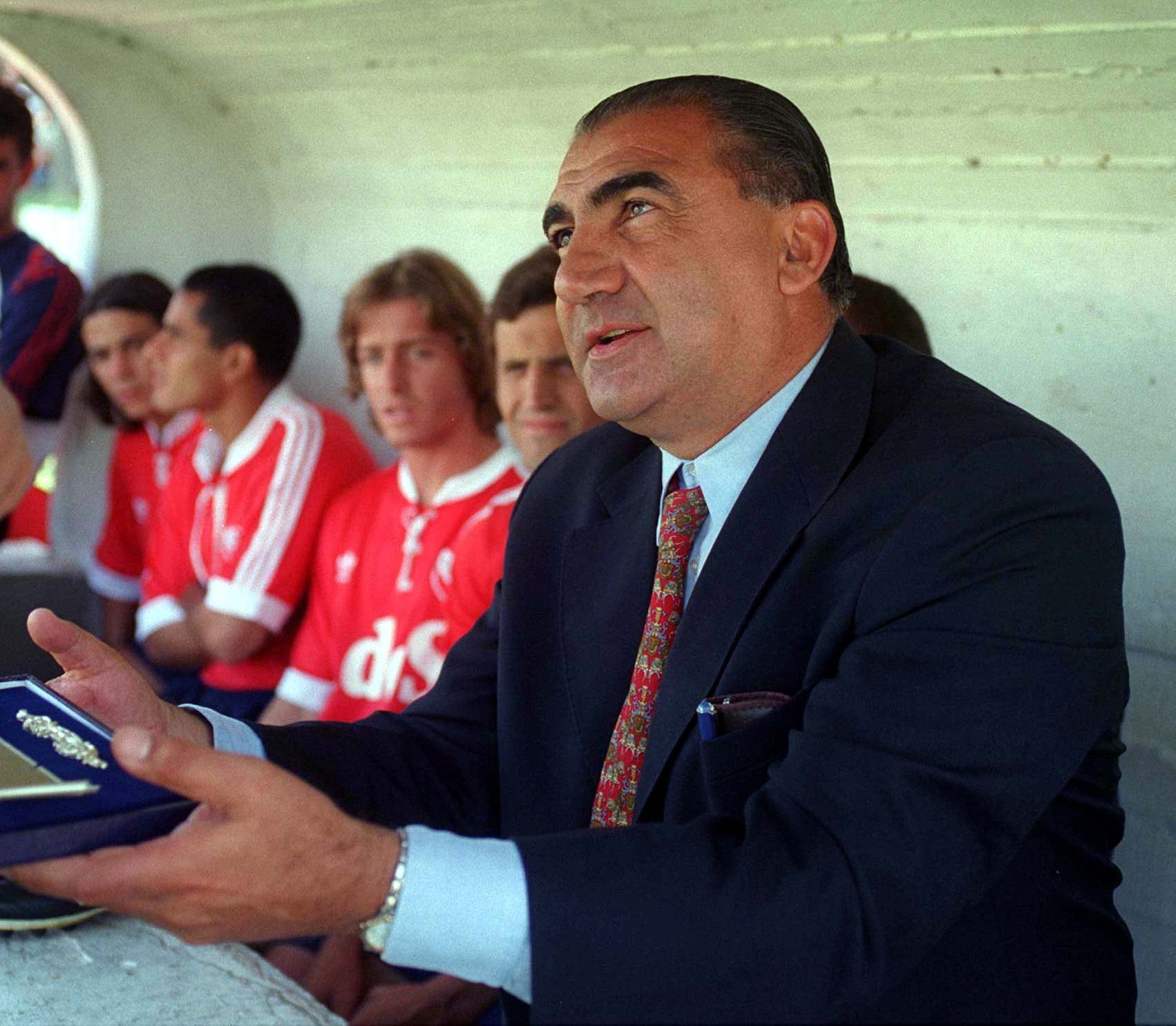 Miguel Ángel López, en el banco de suplentes de Independiente, el 10 de diciembre de 1995, día en que dirigiría su último partido en el Rojo