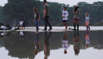 Subió a 43 las muertes por las dramáticas inundaciones en Texas: sigue la búsqueda de las nenas desaparecidas