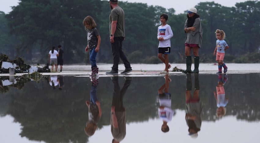 Subió a 43 las muertes por las dramáticas inundaciones en Texas: sigue la búsqueda de las nenas desaparecidas
