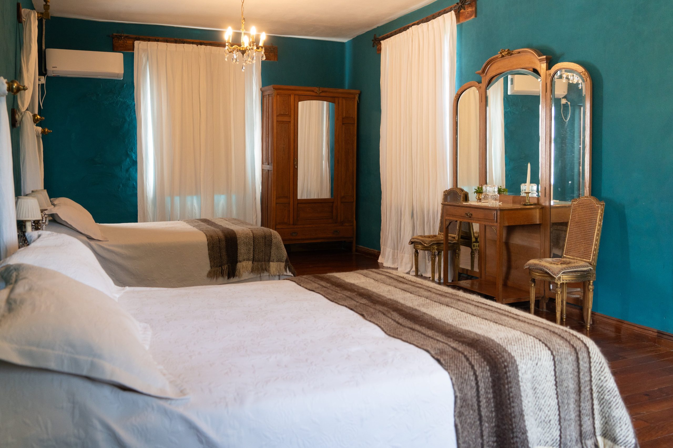 Las habitaciones están muy bien decoradas, con ropa blanca de excelente calidad.