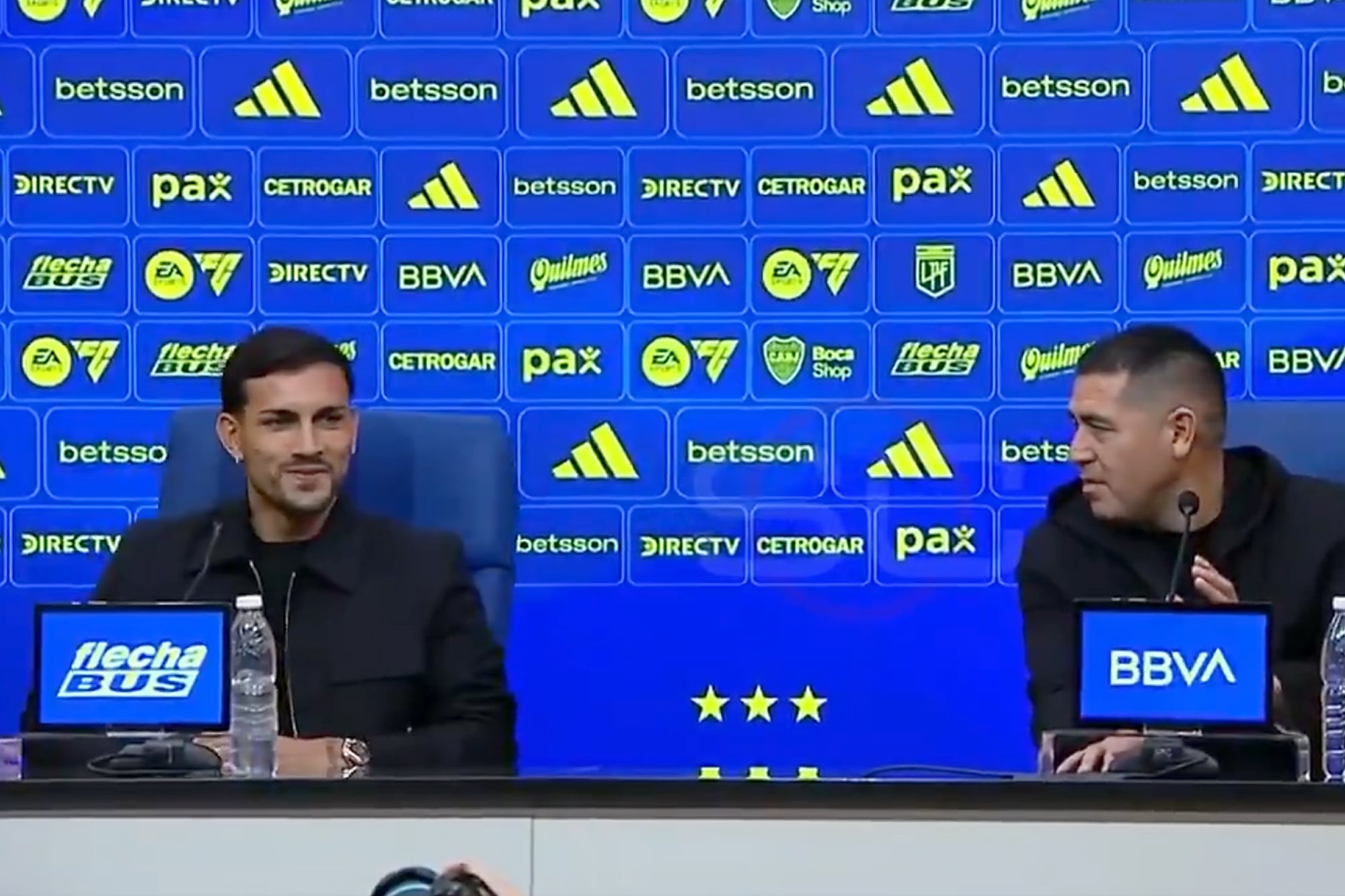 La conferencia de Riquelme junto a Paredes