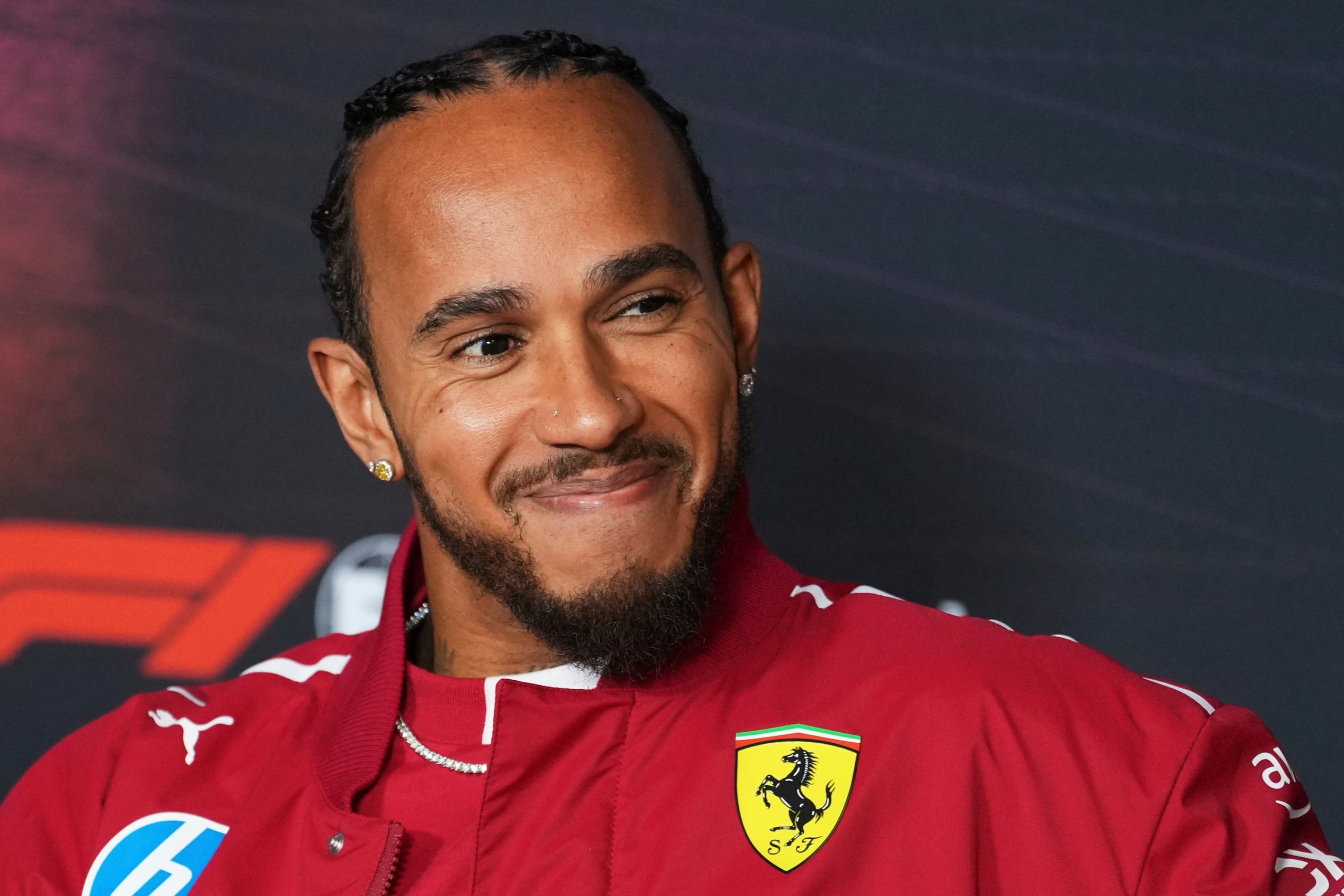 Recuperar la sonrisa y lograr su octava estrella en la Fórmula 1 son los objetivos de Hamilton; a los 40 años, el piloto empuja a nuevos desafíos a Ferrari.