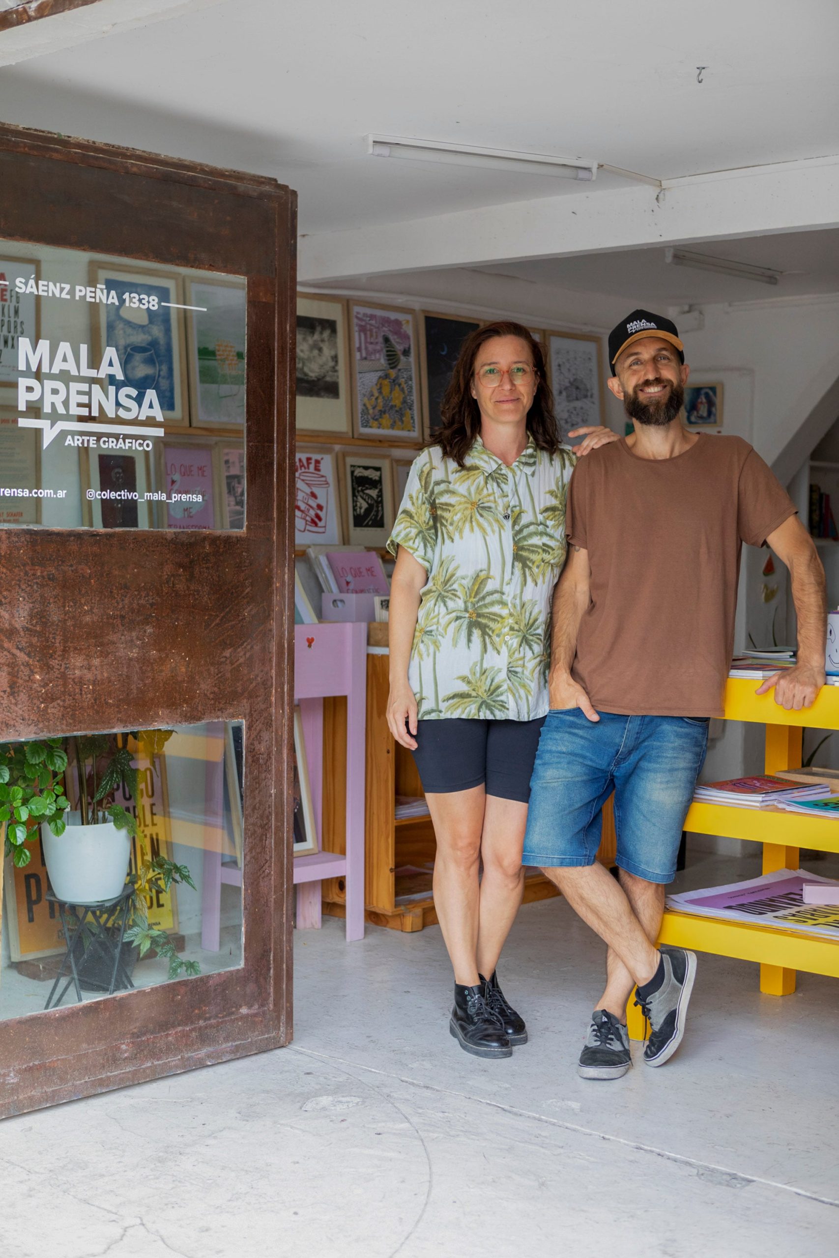 Analía es fotógrafa y serigrafista; Ramiro, diseñador gráfico y también fotógrafo.