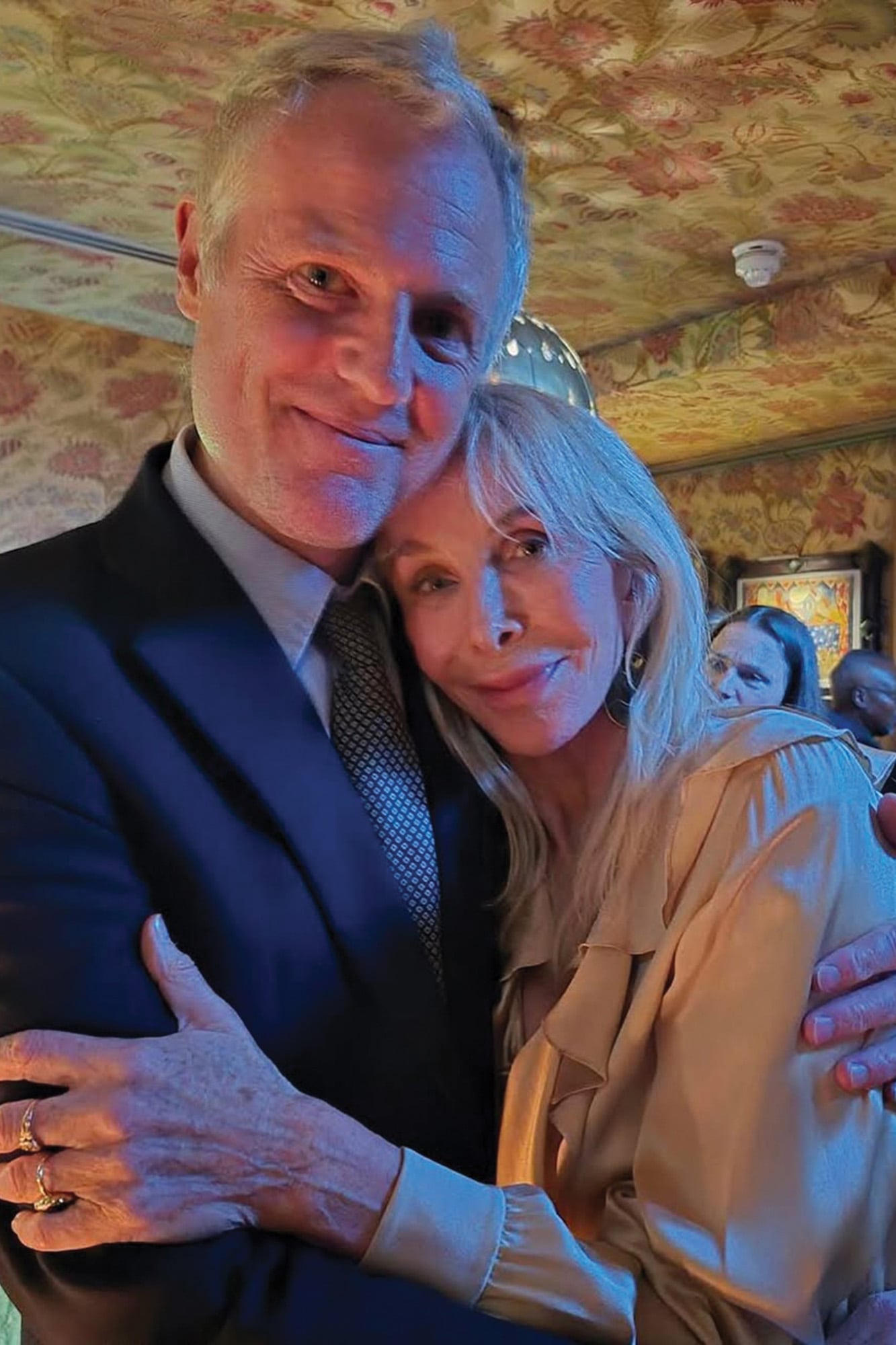 Trudie Styler, la mujer de Sting (llevan juntos más de 40 años), posa con su gran amigo, el político británico Zac Goldsmith.