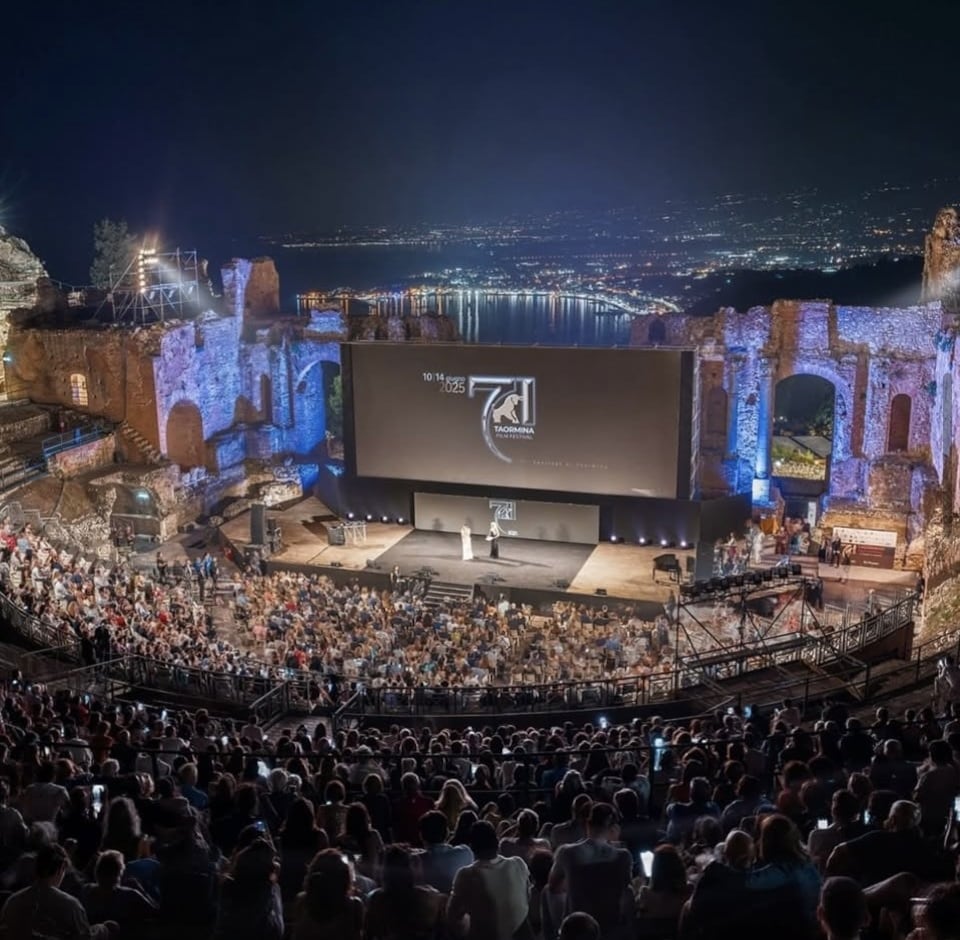 La artista rosarina sobre el escenario montado en un paisaje de película. 