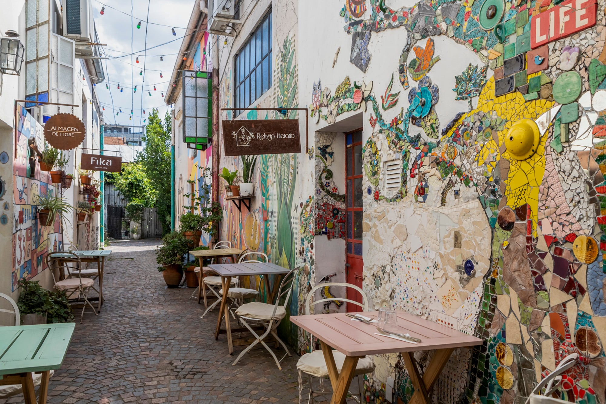 El pasaje, con su mural, es uno de los lugares más pintorescos del Boulevard.