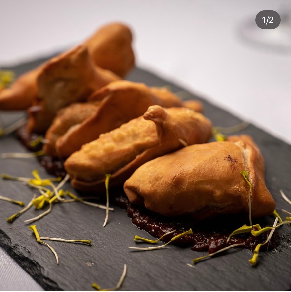 Samosas con salsa de chutney de tomates.