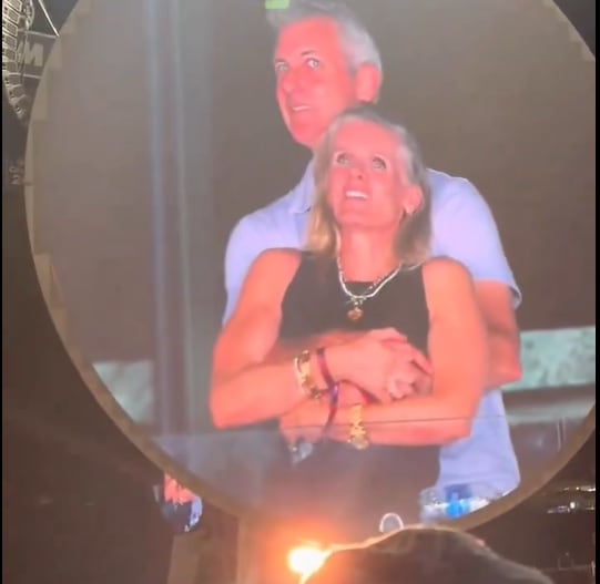 La pareja disfrutaba del concierto de Coldplay antes de ser encontrados por la kiss cam (Captura: TikTok)