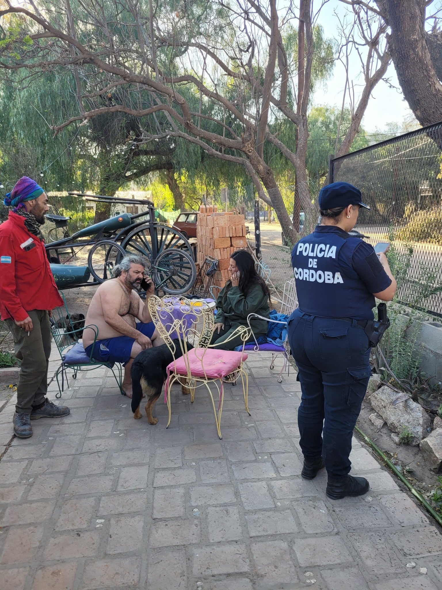 Registro del operativo de detención de Lautaro Burgos: él está sentado en el patio de su casa mientras la policía secuestra su camioneta blanca