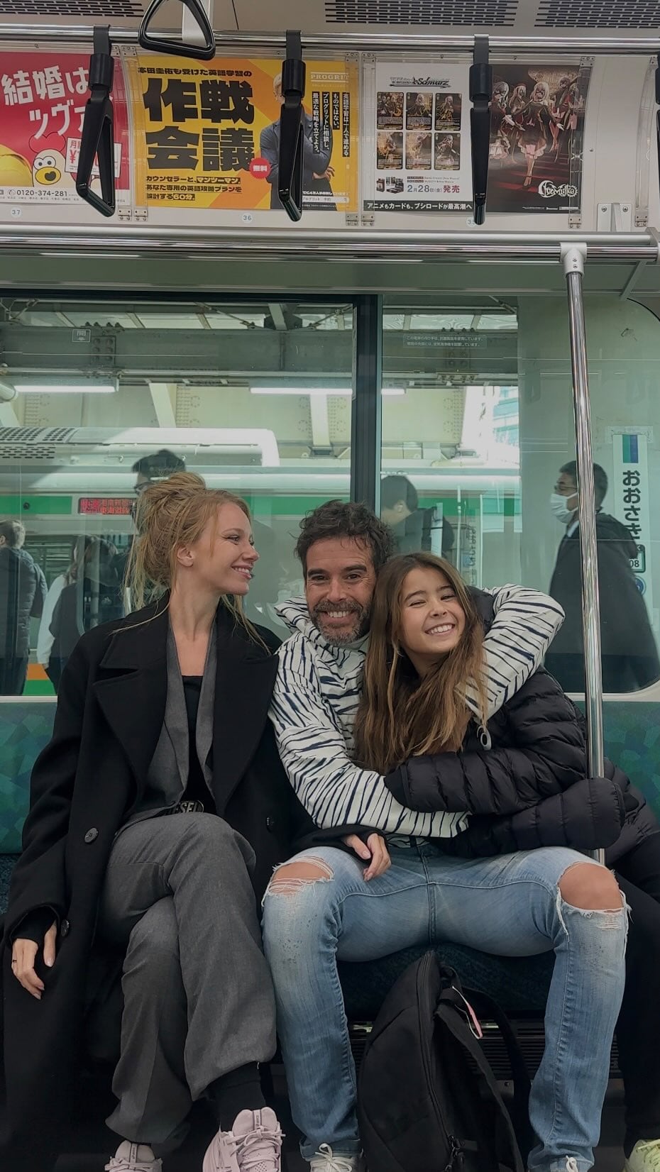 Rocío Pardo junto a Nico Cabré y Rufina en su viaje a Japón. (Foto: Instagram / rrociopardo)