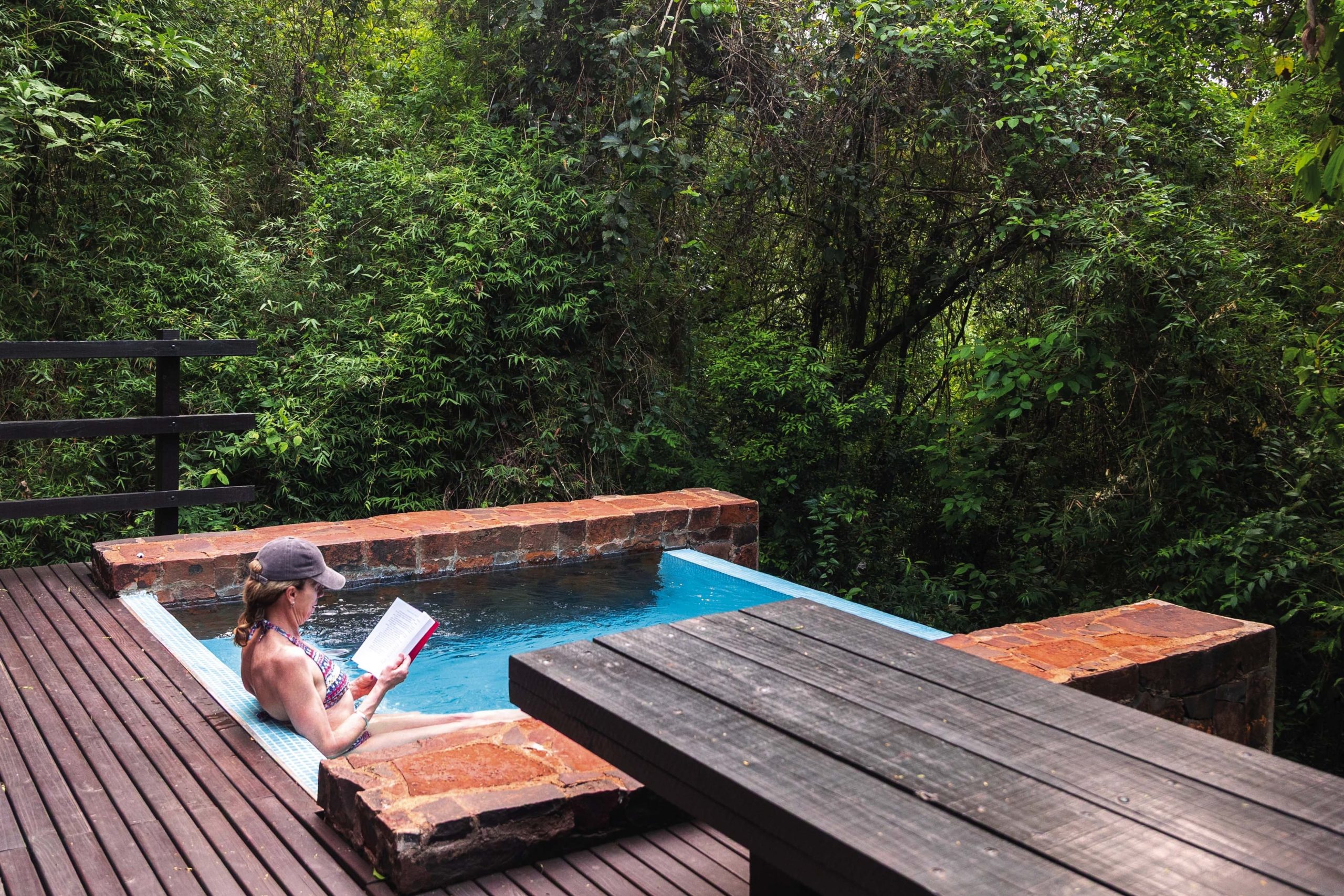 Las 14 villas están inmersas en plena selva, tienen piscina privada semi climatizada y un gran deck.