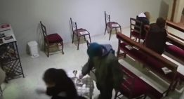 Video: ladrones entraron a una iglesia, participaron de la misa y le robaron a una mujer mientras rezaba