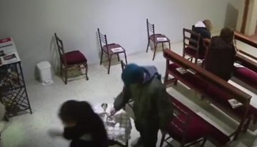 Video: ladrones entraron a una iglesia, participaron de la misa y le robaron a una mujer mientras rezaba