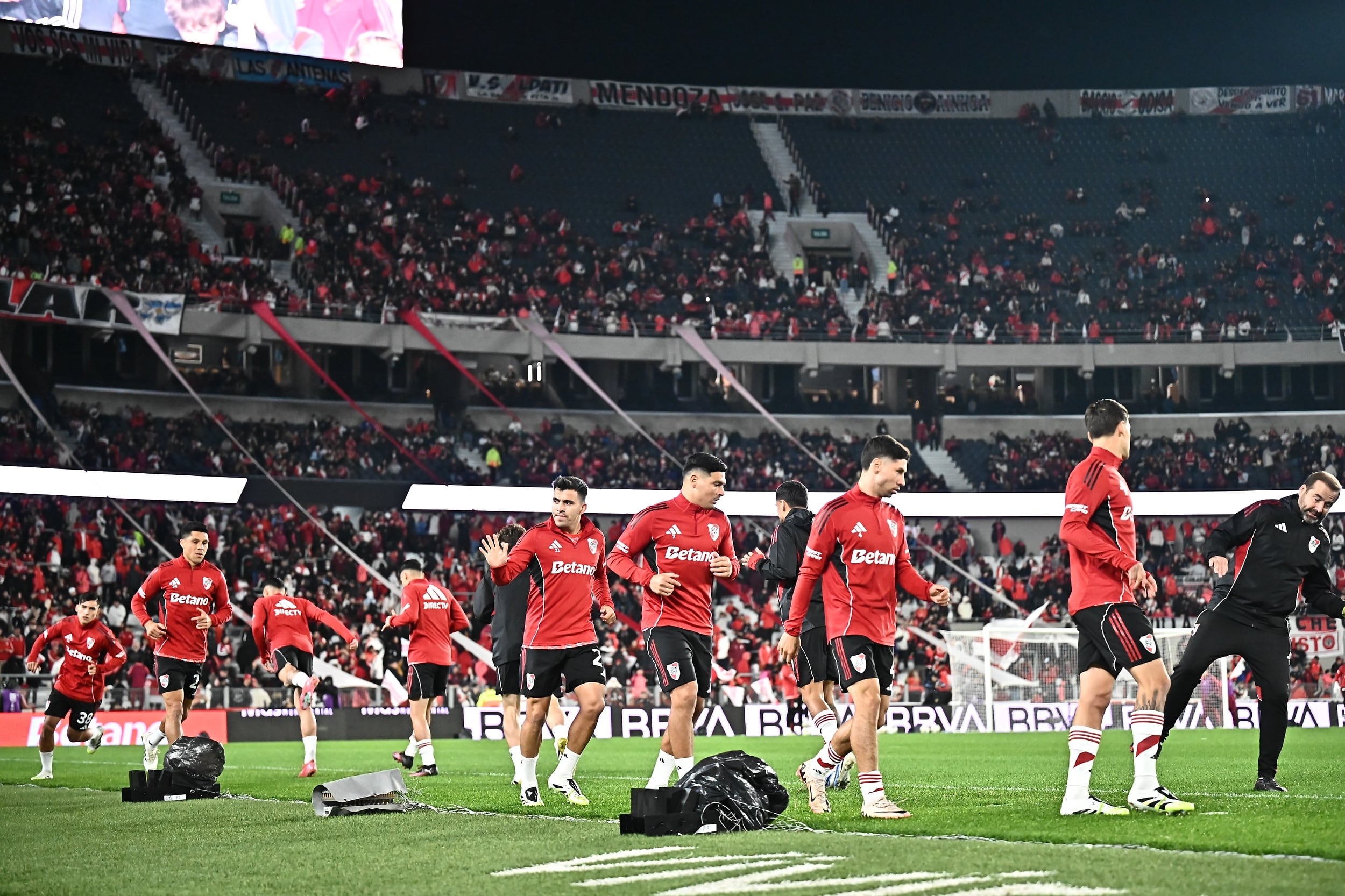 La entrada en calor de los jugadores de River en el Monumental