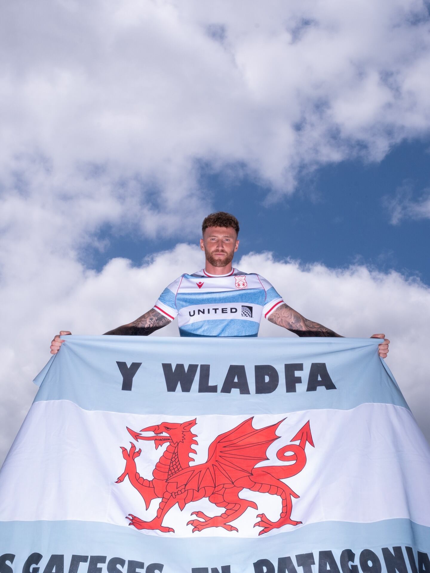 La prenda evoca a la camiseta de Los Pumas, el seleccionado argentino de rugby