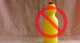 Adiós a las manchas de lavandina: los dos ingredientes que sirven para eliminarlas de tu ropa