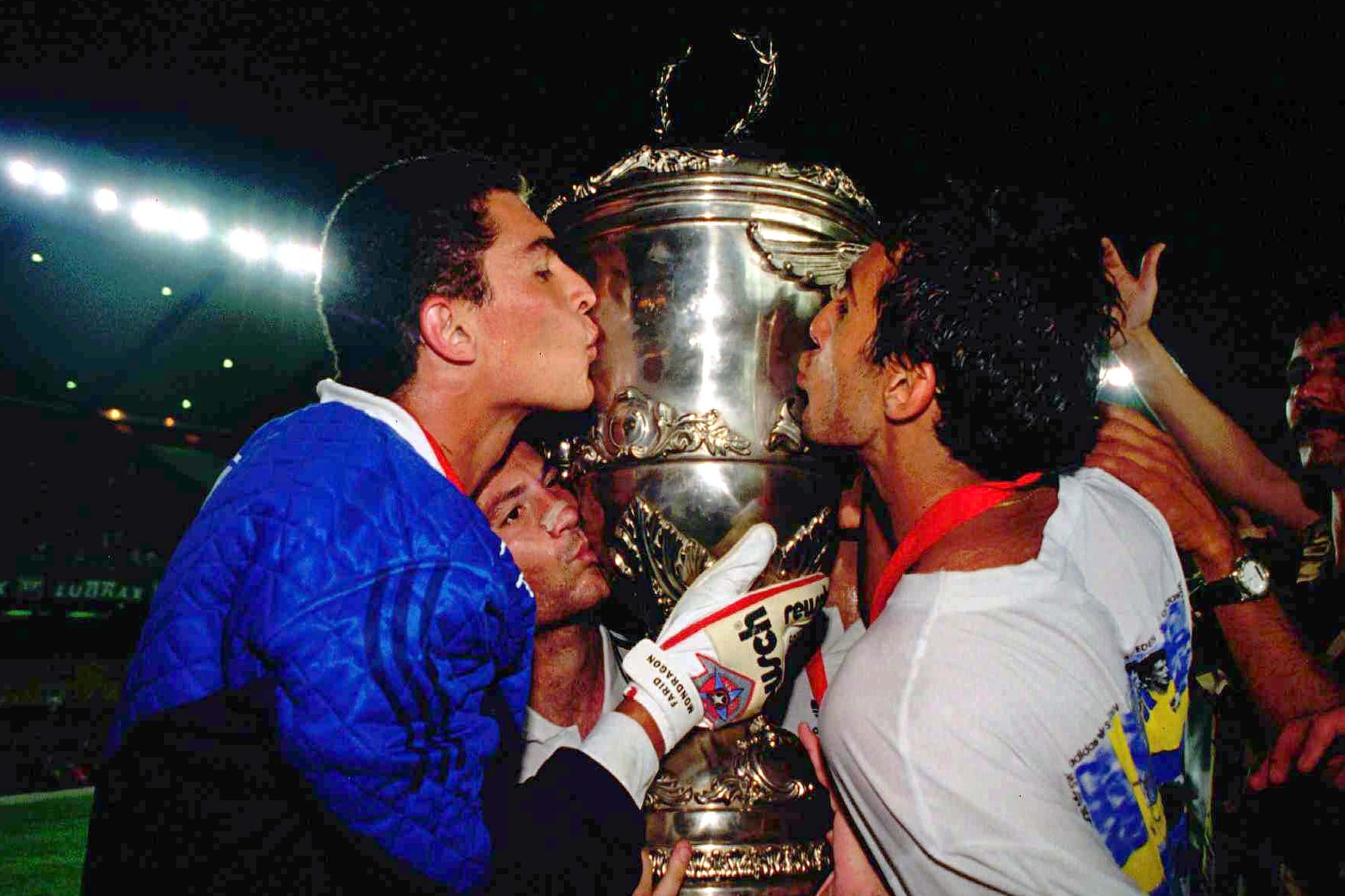 Farind Mondragon, Javier Mazzoni y Gustavo López besan la copa de la Supercopa de América en el partido final contra Flamengo de Brasil en Río de Janeiro, el miércoles 6 de diciembre de 1995