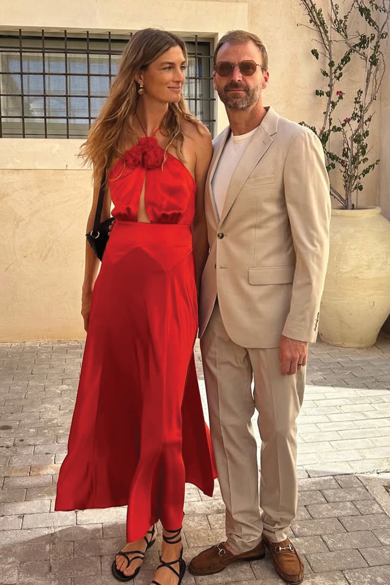 La modelo Vanessa Breuer, con un diseño de Döen, y su marido Oddy Graham