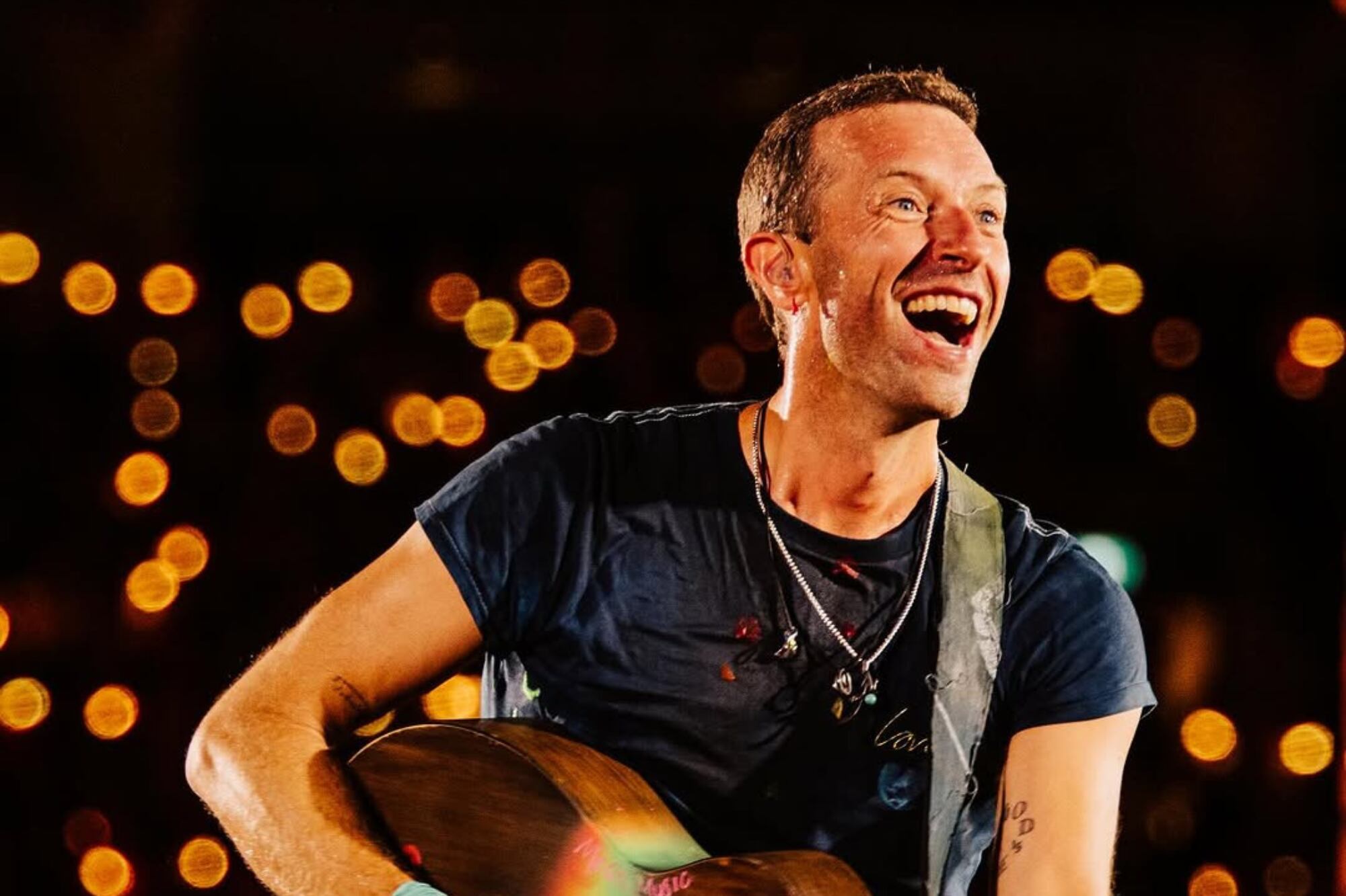 Chris Martin hizo un comentario irónico al ver la situación, lo que le dio más atención al episodio